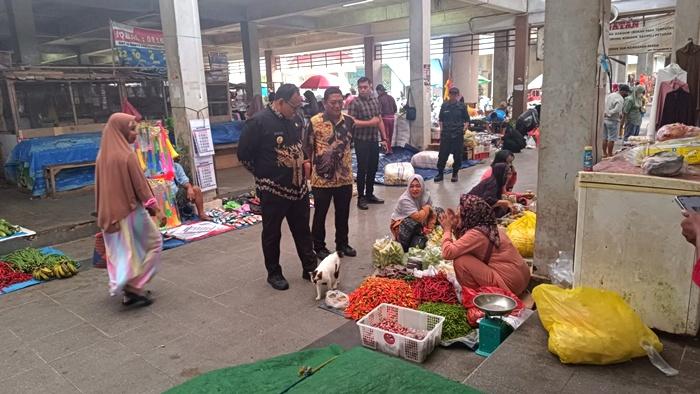 20241206_Pj-Bupati-PPU-Zainal-Arifin-pantau-ketersediaan-dan-harga-bahan-pokok-di-Pasar.jpg