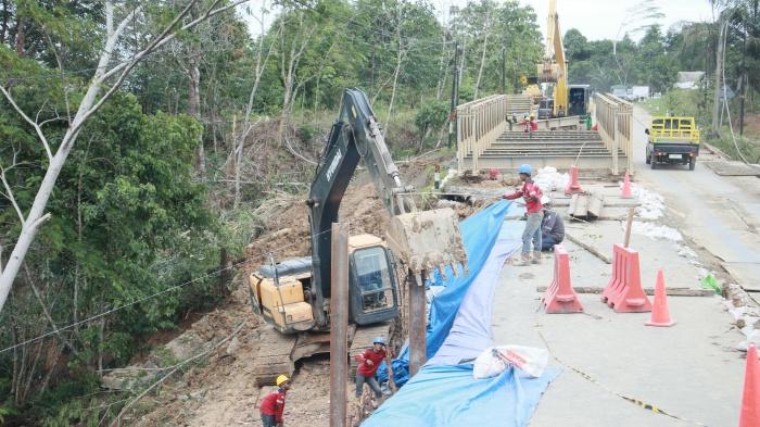 20241225_jalan-Samboja-Sepaku-yang-amblas_IKN_IKN-Kaltim_dihentikan-sementara.jpg