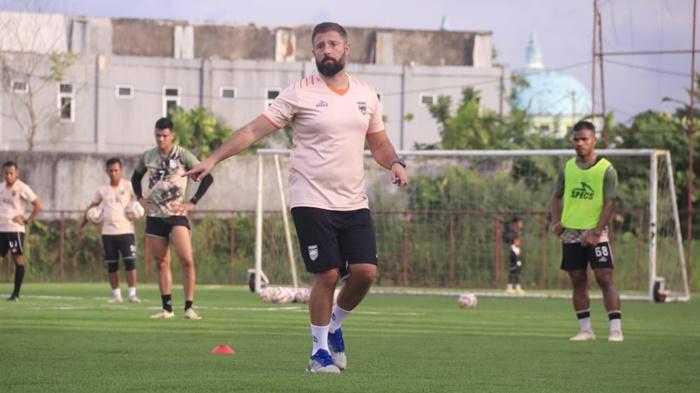 20250116_Pelatih-anyar-Borneo-FC-yang-berasal-dari-Spanyol-Joaquin-Gomez.jpg