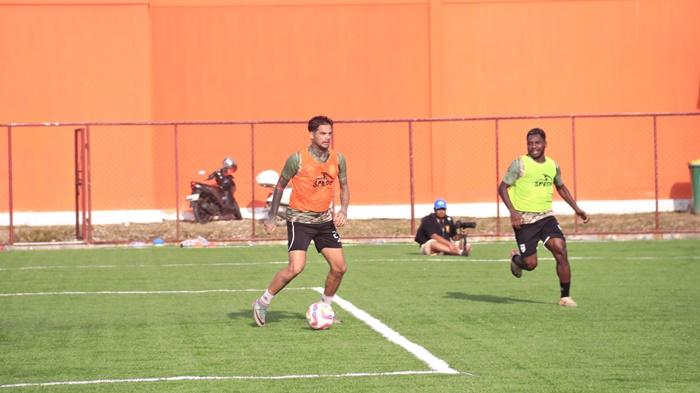 20250204_Diego-Michiels-saat-latihan-bersama-skuat-Borneo-FC.jpg