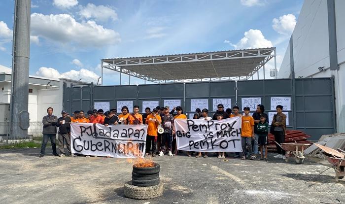 20250205_Pusamania-saat-menggelar-aksi-dikawasan-halaman-Stadion-Segiri.jpg