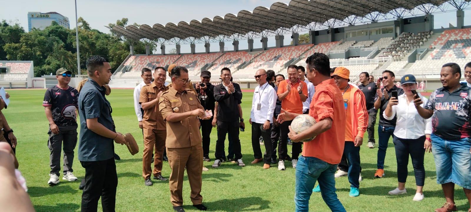 Alasan Pj Gubernur Akmal Malik Beraksi Tendang Bola Pertama di Stadion Segiri Samarinda