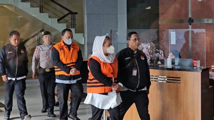 20250219_mbak-ita-pakai-rompi-oranye.jpg