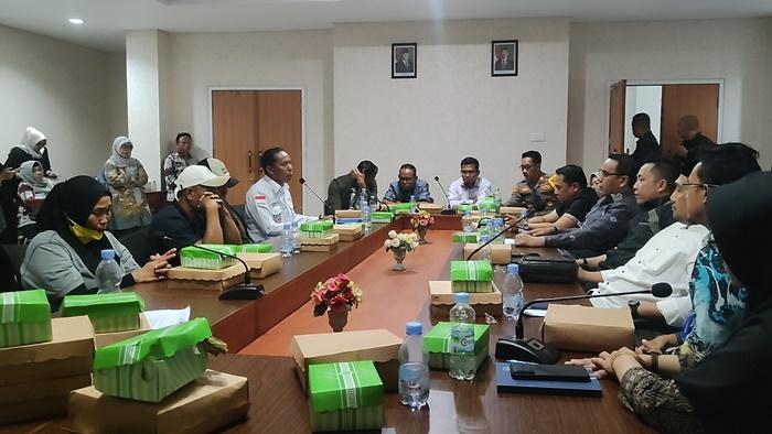 Anggota Dewan Lempar Nasi Kotak, Protes Pekerja Teras Samarinda yang Belum Dibayar