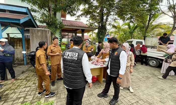 20250304_Polres-PPU-ikut-awasi-pasar-murah.jpg