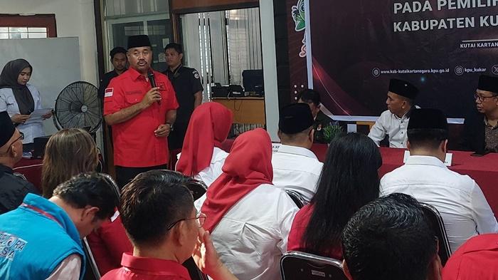 Antar Aulia-Rendi Daftar ke KPU Kukar, Edi Damansyah Ajak Masyarakat Sukseskan PSU