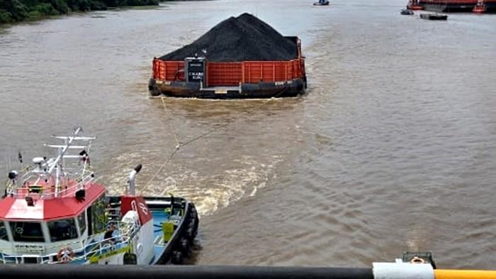 20250315_batu-bara-yang-ditarik-kapal-tongkang-di-Sungai-Mahakam-Samarinda.jpg
