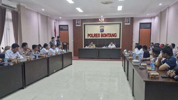20250409_mediasi-pencemaran-laut-di-perairan-Bontang-Lestari.jpg
