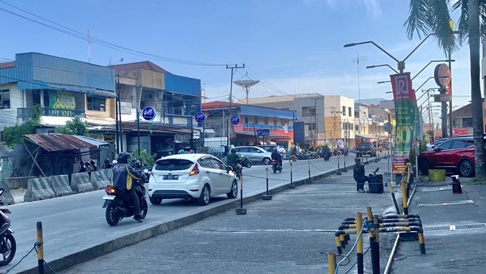 20250413_driver-ojol-menunggu-pesanan-di-depan-sebuah-mal-di-Samarinda.jpg