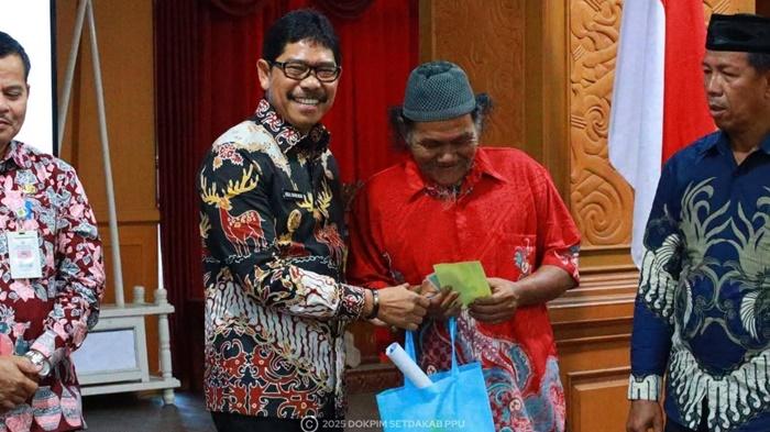 20250424_Wabup-PPU-Abdul-Waris-Muin-serahkan-bantuan-program-Jaminan-Sosial-Ketenagakerjaan.jpg