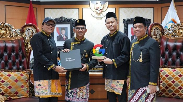 20250503_Wali-Kota-Balikpapan-menerima-plakat-dari-perwakilan-Google-for-Educatian-Indonesia.jpg