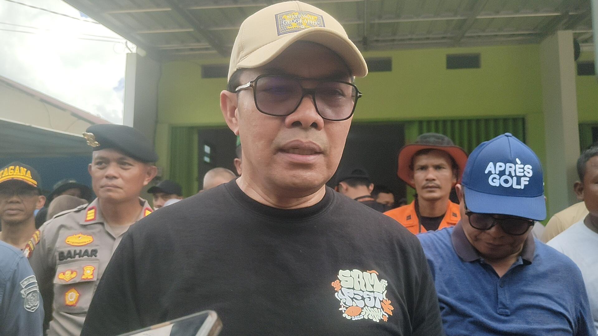 20250513-Wali-Kota-Samarinda-Andi-Harun-saat-meninjau-lokasi-terjadi-longsor.jpg