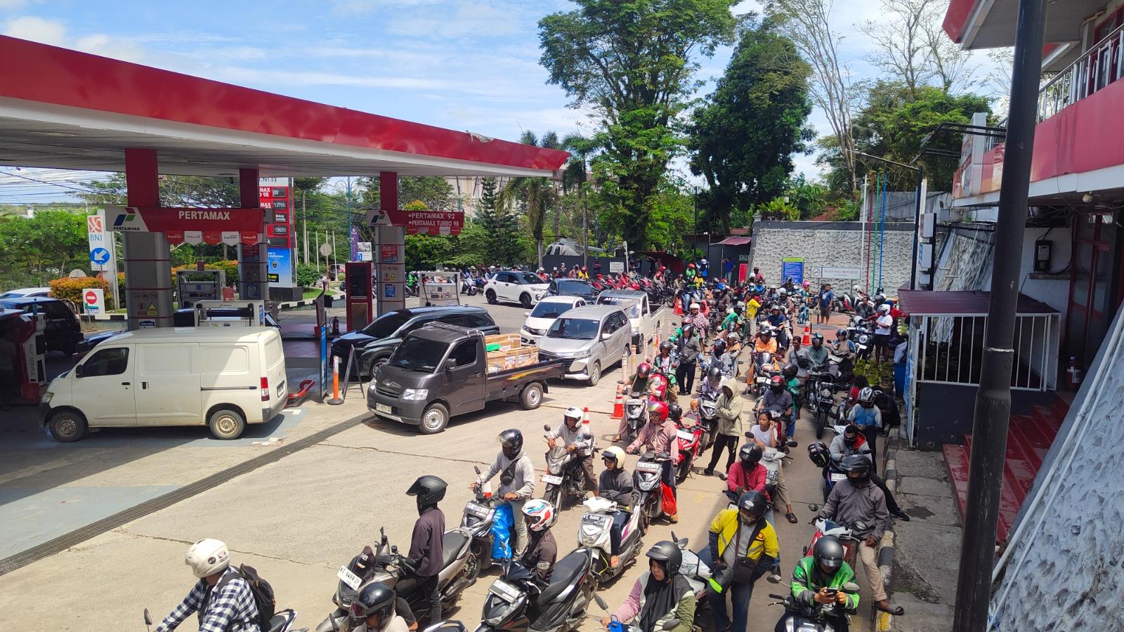 20250519-Antrean-Panjang-Pengisian-BBM-Pertalite.jpg
