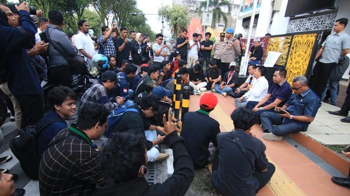 20250521_pengunjuk-rasa-duduk-bersama-anggota-DPRD-Balikpapan.jpg