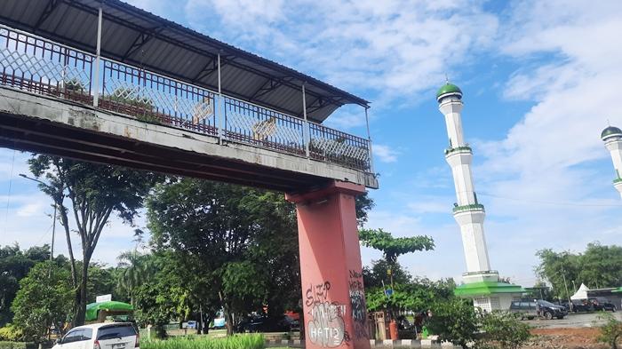 Reaksi Warga Atas Pembongkaran Jembatan Penyeberangan JPO di Samarinda, Buat Menyeberang ke Masjid