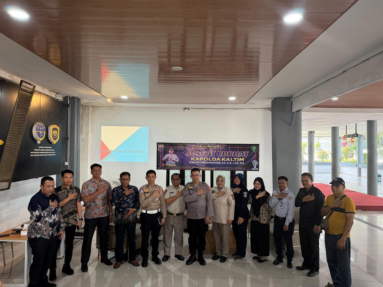 Jumat Curhat di Terminal Batu Ampar, Polda Kaltim Beri Layanan Kesehatan Gratis untuk Sopir