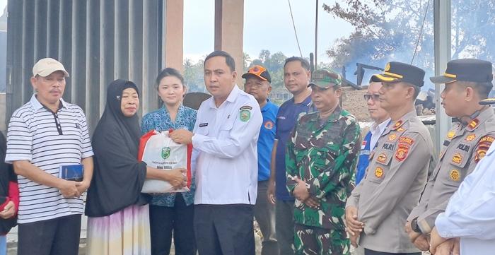 20250625_-Bupati-Kubar-menyerahkan-bantuan-kepada-korban-kebakaran-di-Long-Iram.jpg