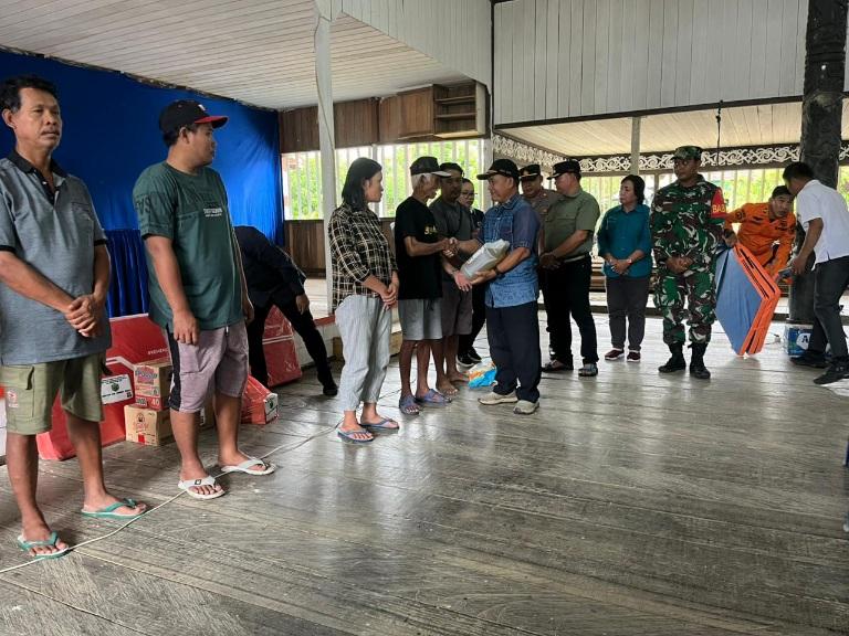 Wabup Mahulu Serahkan Bantuan untuk Korban Kebakaran Long Hubung Ulu, Ajak Warga Tetap Tabah