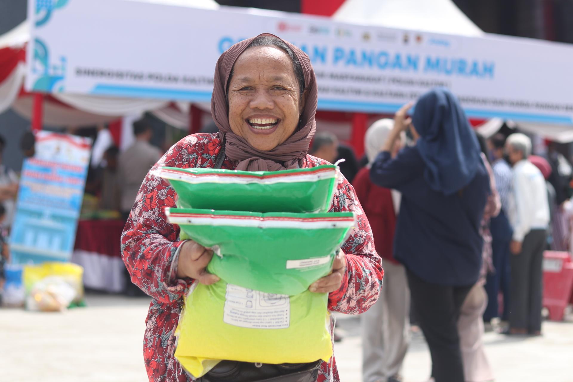 20250814-Seorang-warga-beli-beras.jpg