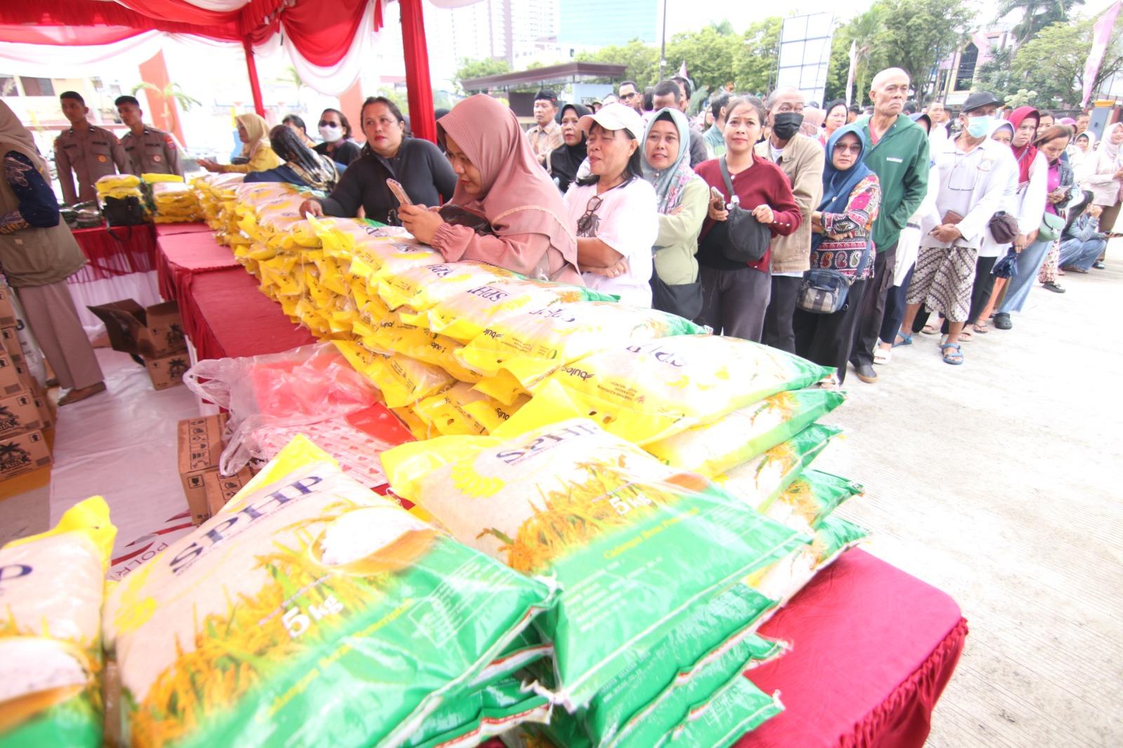 20250814-Warga-antre-beras-murah.jpg