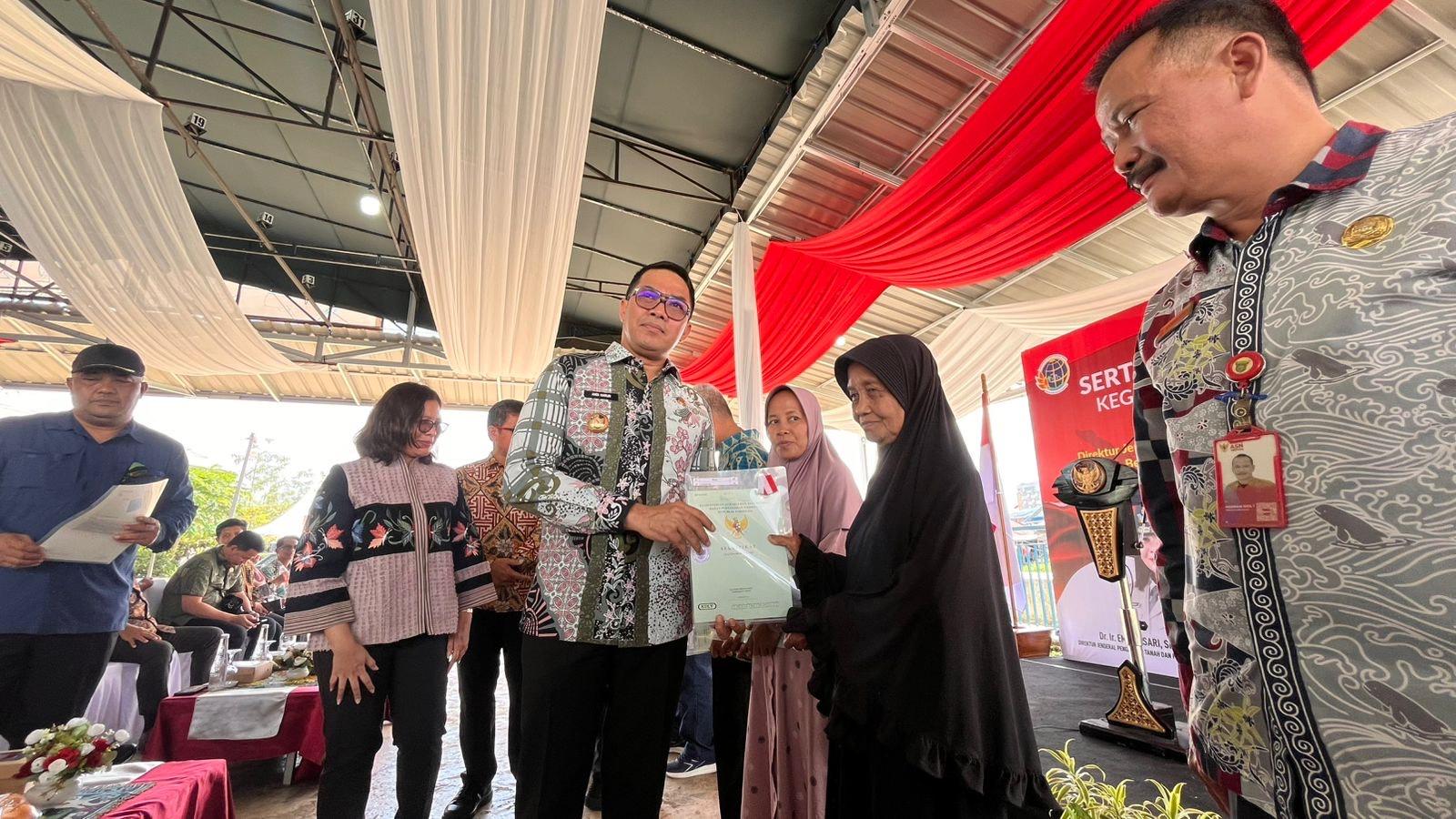 Korban Kebakaran Samarinda Dapat Sertifikat Tanah, Andi Harun Dorong Penataan Kawasan