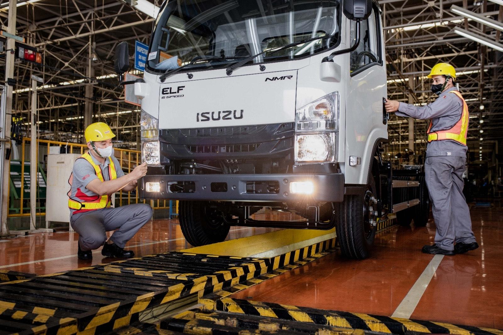Pelanggan Isuzu ELF NMR Kalimantan Dapat Gratis Filter Solar dan Garansi Mesin Lebih Panjang