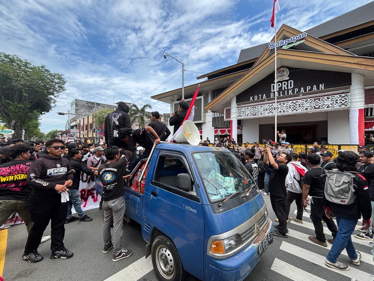 20250901_Demo-Balikpapan-Bergerak-Tiba-di-Gedung-DPRD-Balikpapan.jpg