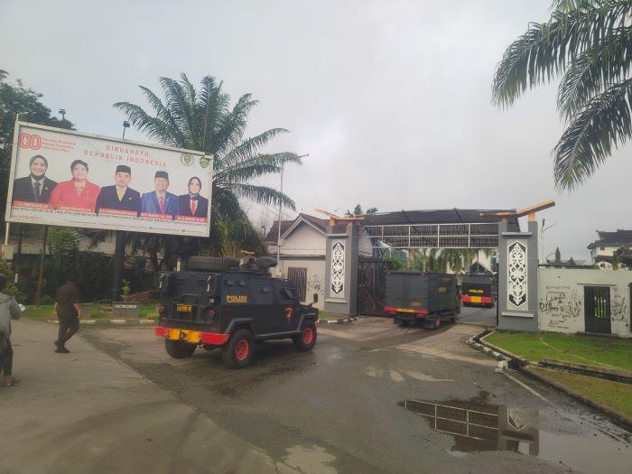 BREAKING NEWS: Kawat Berduri hingga Barracuda Terpasang di DPRD Kaltim Jelang Demo Hari Ini
