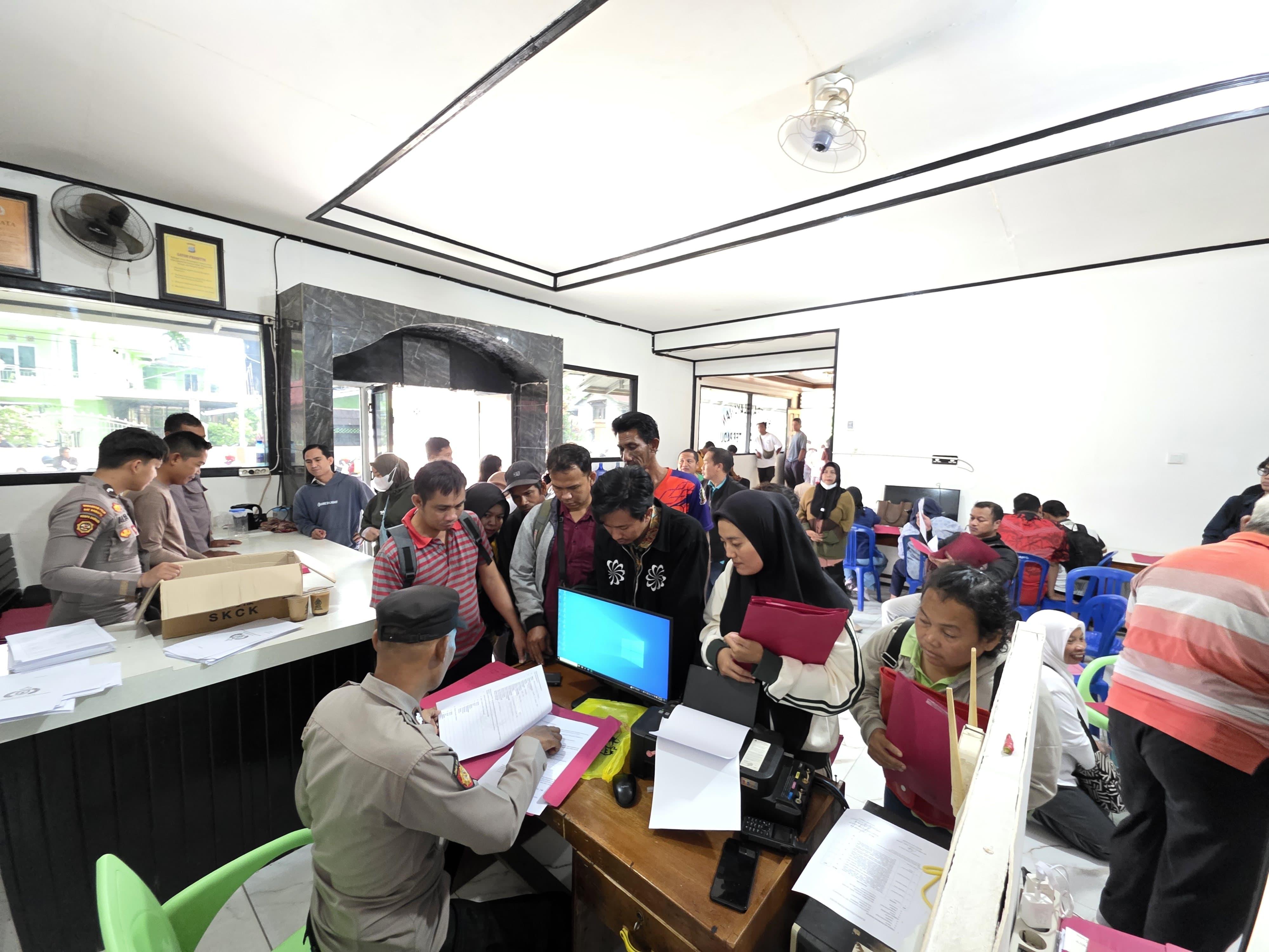 20250912_Suasana-di-Polsek-Melak-Kutai-Barat-warga-antusias-mengurus-SKCK.jpg