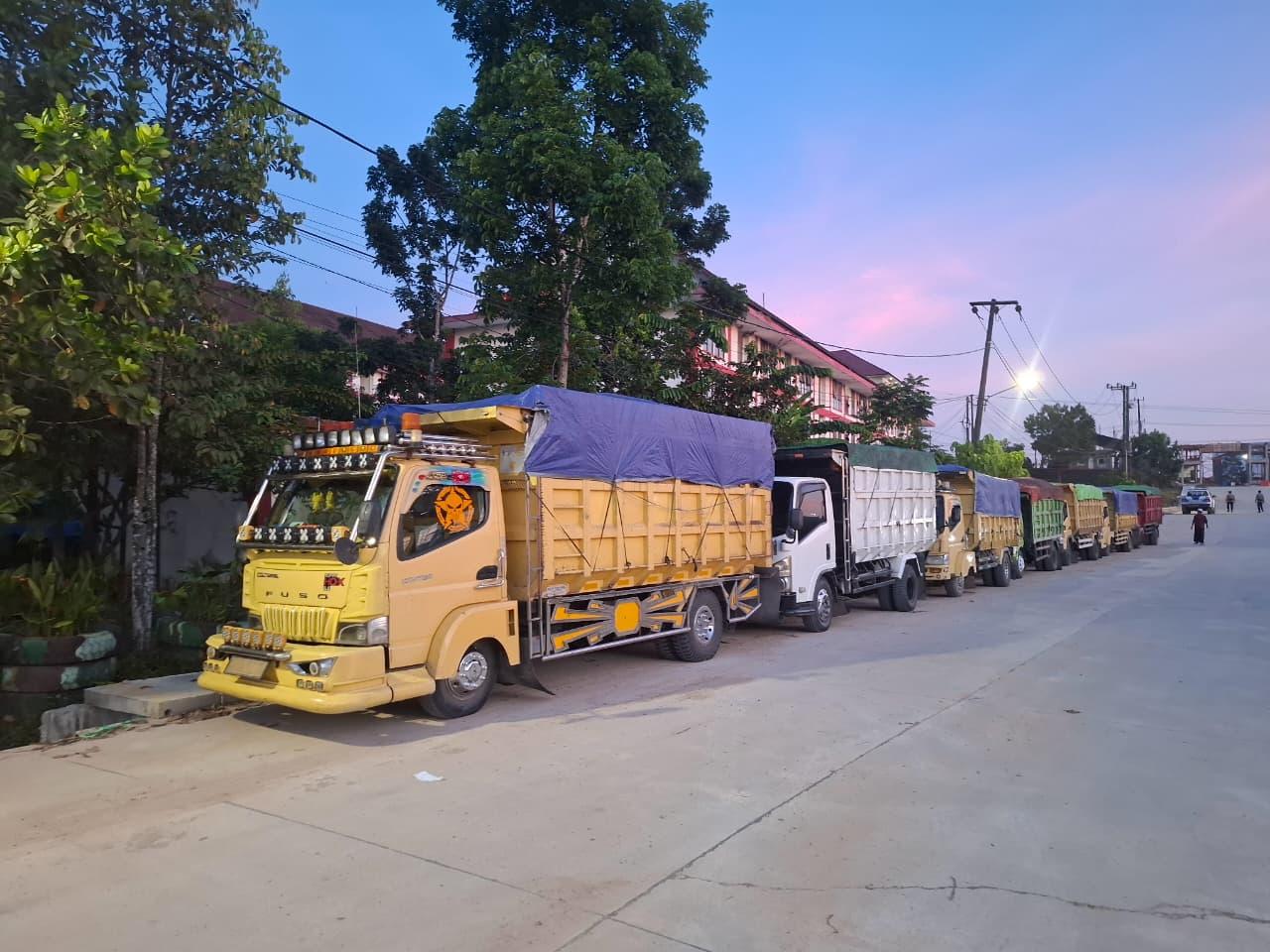 20251003_Tambang-Ilegal-Batu-Bara-IKN.jpg<pf>20251003_Truk-bermuatan-batu-bara.jpg<pf>20251003_penindakan-tambang-batu-bara-ilegal-di-delineasi-IKN_Ibu-Kota-Nusantara_Kaltim.jpg