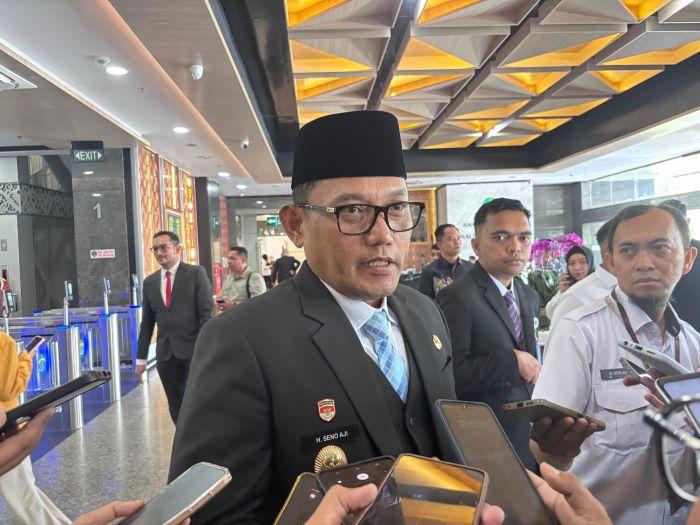20251007_Wakil-Gubernu-rKaltim-Seno-Aji-saat-di-temui-usai-melaksanakan-rapat-di-Kantor-Gubernur.jpg