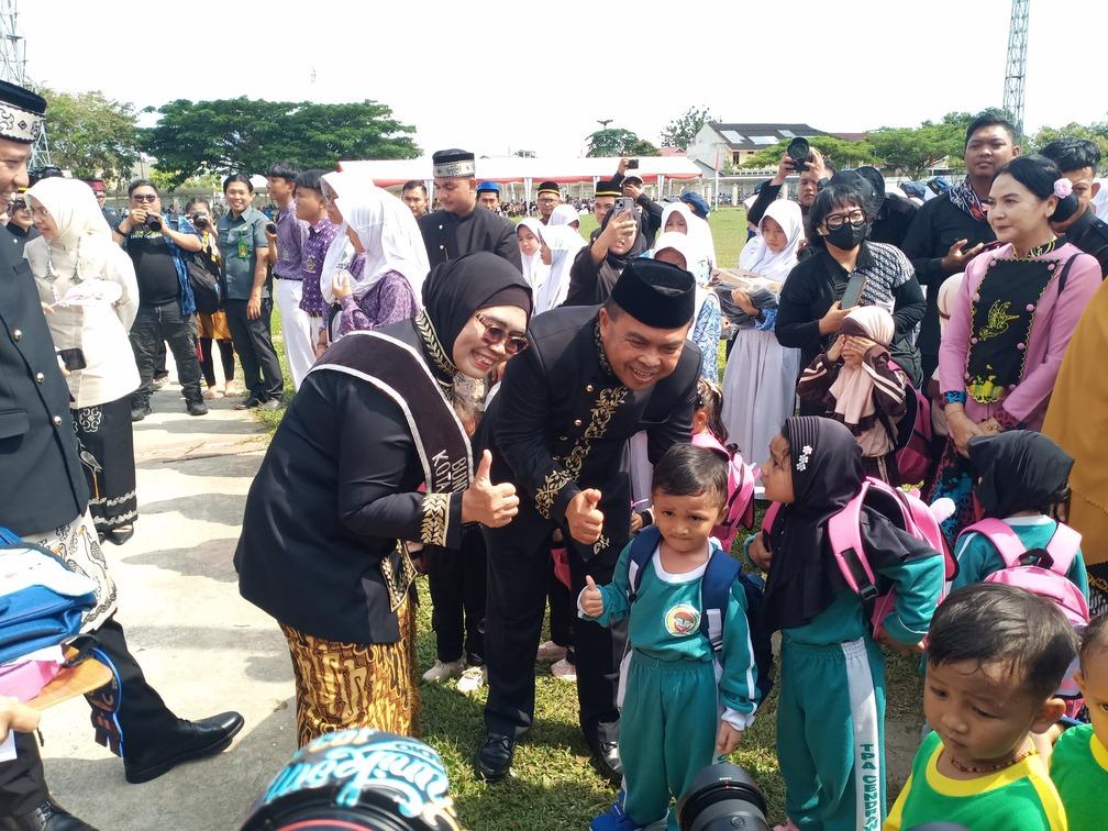 20251015_Walikota-Bontang-Neni-Moerniaeni-dan-Wakil-Agus-Haris-Berikan-Bantuan-Sekolah.jpg