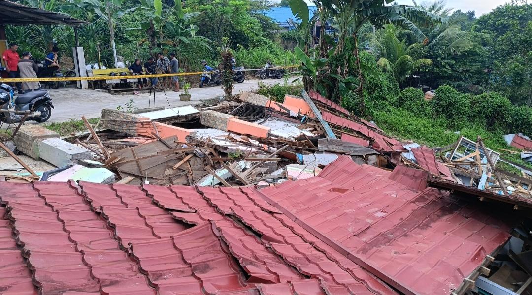 20251019_Kondisi-rumah-warga-di-RT-60-Kelurahan-Muara-Rapak-Balikpapan.jpg<pf>20251020_Rumah-Ambruk-di-Balikpapan-2025-Ditinjau.jpg