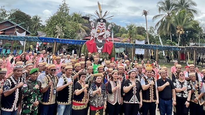 Pesan Bupati Mahulu Angela Idang Belawan untuk Generasi Muda Usai Gelar Hudoq Pekayang