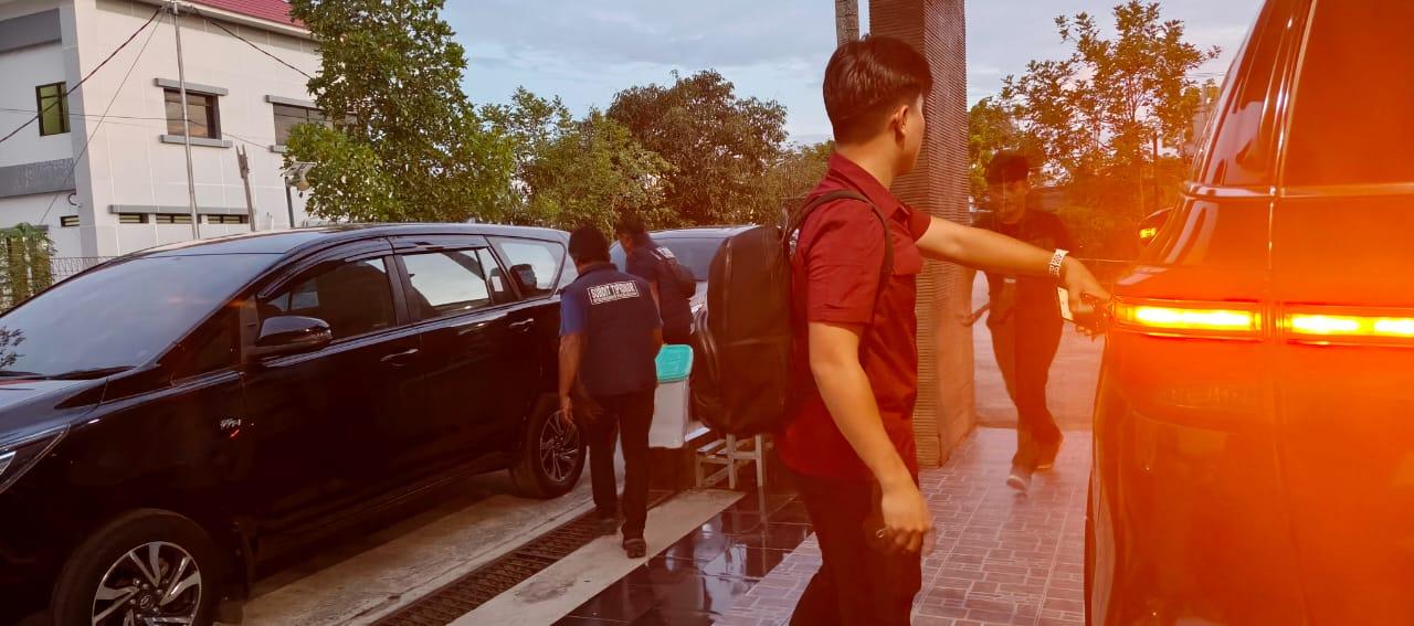 POPULER KALTIM: Dinas Ketahanan Pangan Kutim Digeledah hingga Revitalisasi Pasar Segiri Samarinda - 20251022_Polda-Kaltim-membawa-dokumen-hasil-geledah-Dinas-Ketahanan-Pangan-Kutim.jpg