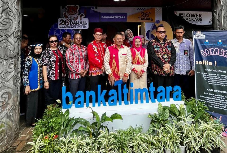20251025_Wakil-Bupati-Kukar-Nanang-Adriani-mengapresiasi-Bankaltimtara-di-Festival-Dahau-2025.jpg