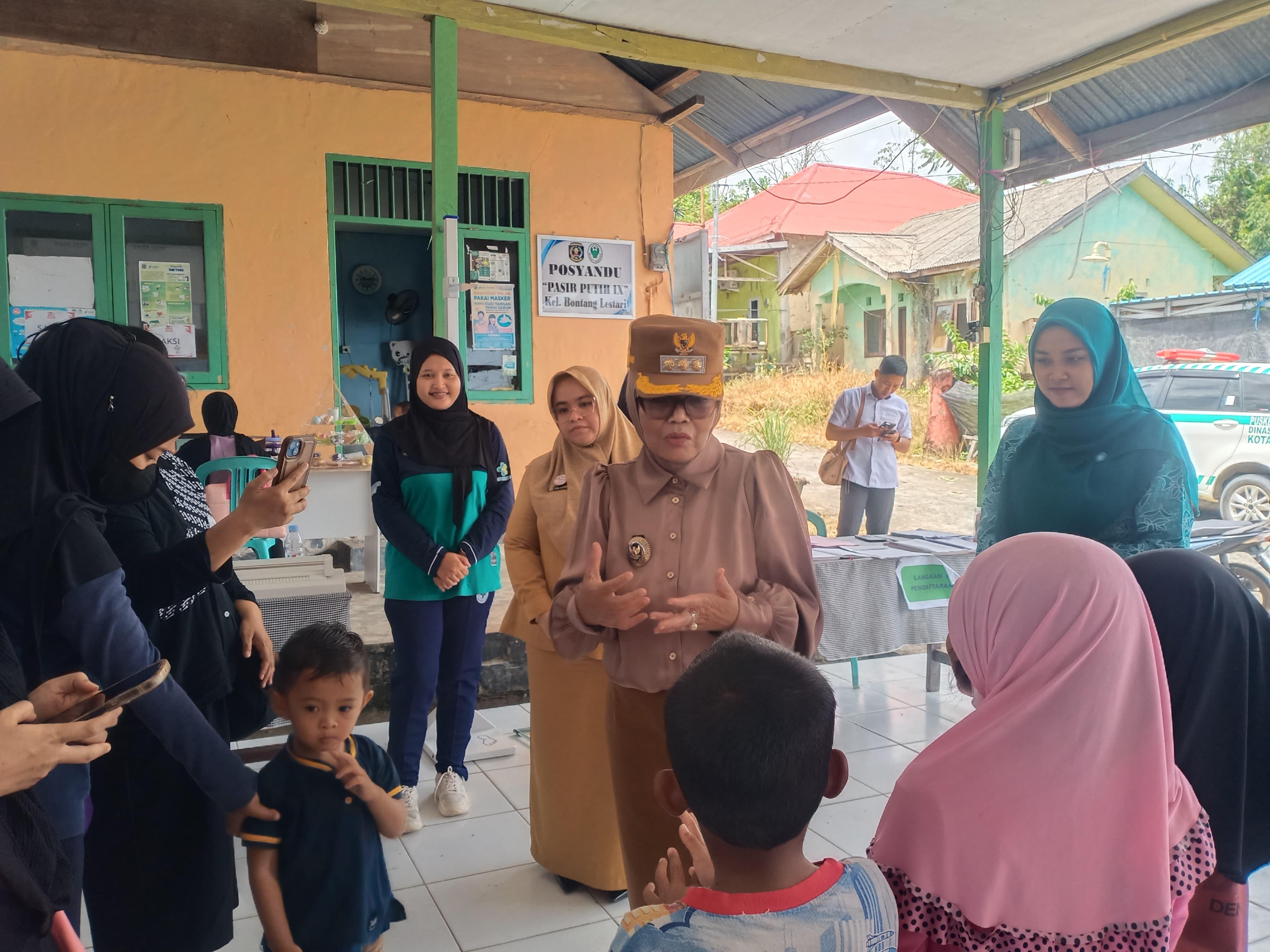 20251104_Walikota-Bontang-neni-Moerniaeni-saat-Timbang-Serentak.jpg