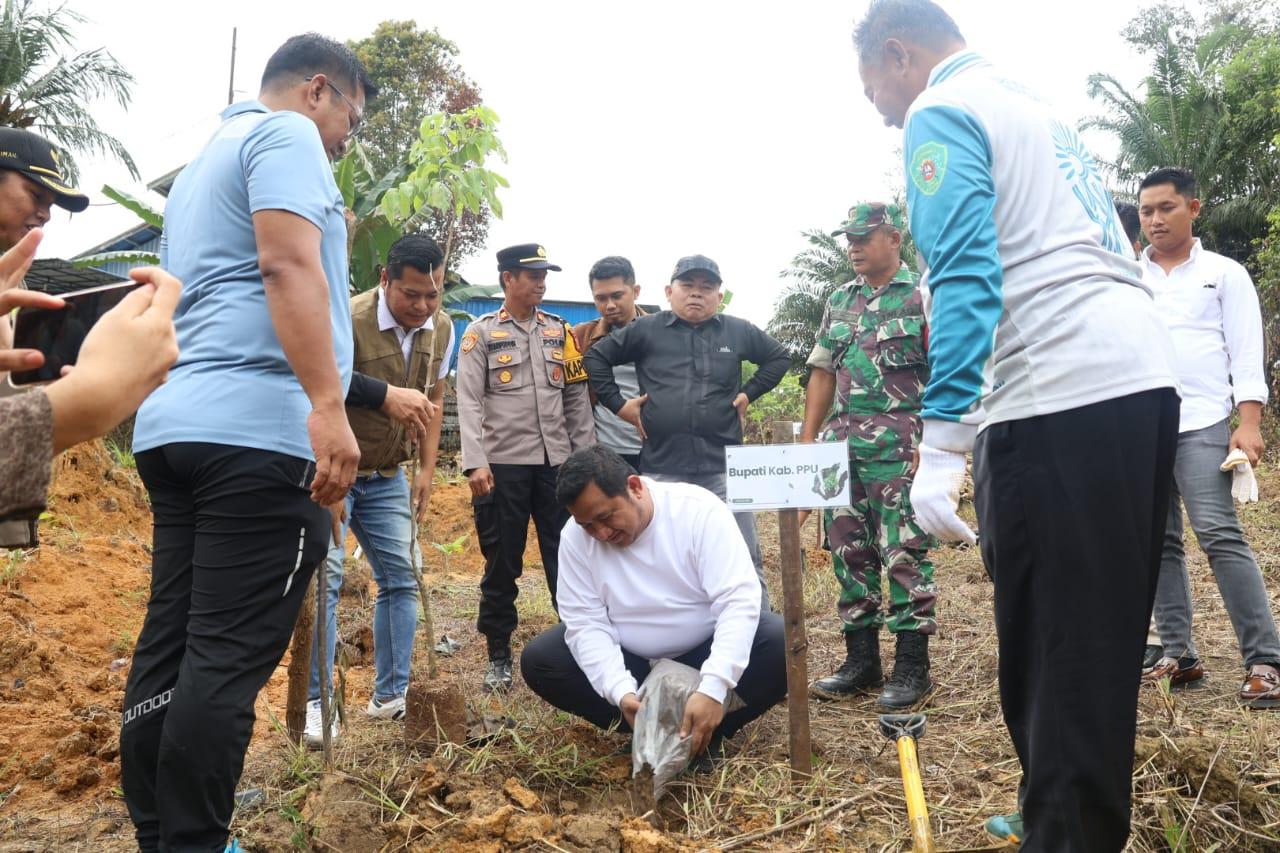 Kampung Buah Sukaraja Dorong Ekonomi Hijau, Warga PPU Dapat Bibit dan Pelatihan Pertanian