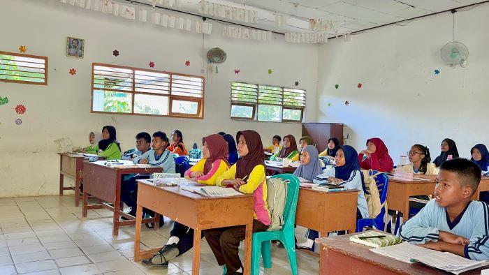 20251109_Pelajar-SMP-Samarinda-sedang-memperhatikan-penjelasan-guru-dan-belajar.jpg