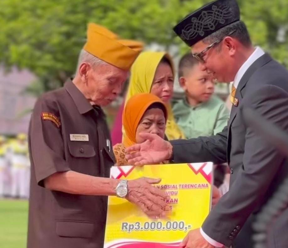 202511112_Walikota-Balikpapan-Rahmad-Masud-menyerahkan-bantuan-untuk-veteran.jpg