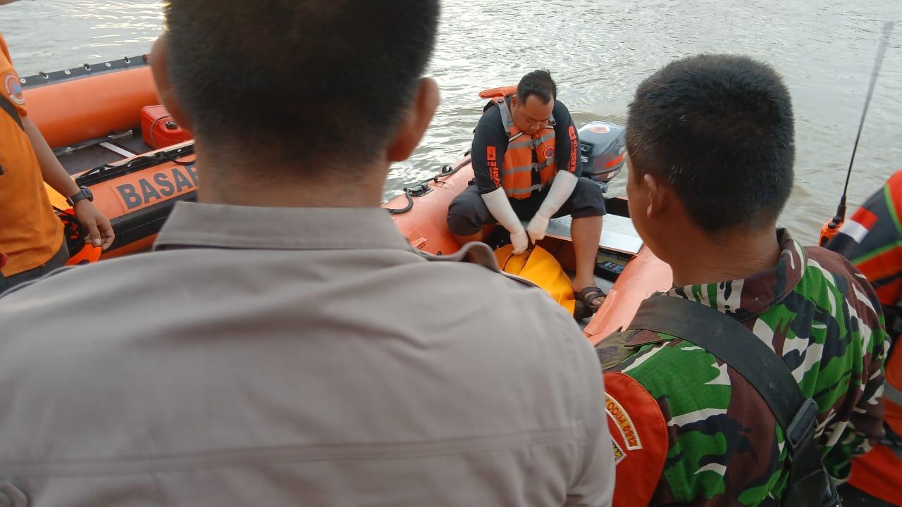 20251112_Tim-SAR-evakuasi-korban-tenggelam-di-Long-Iram-Kubar.jpg