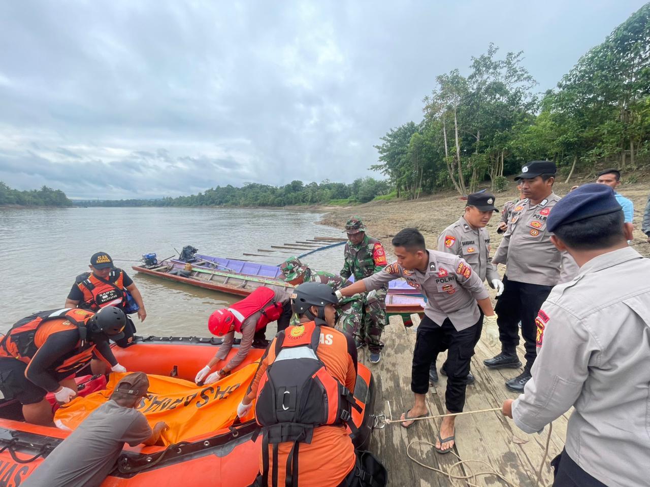20251112_Tim-SAR-gabungan-bersama-personel-Polri-dan-TNI-mengevakuasi-korban-tenggelam.jpg<pf>20251112_Tim-SAR-evakuasi-korban-tenggelam-di-Long-Iram-Kubar.jpg