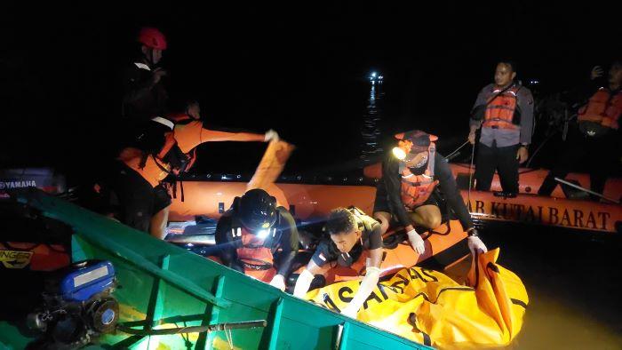 20251113_Tim-SAR-Gabungan-dari-Basarnas-Balikpapan-menemukan-seluruh-korban-di-Kubar.jpg