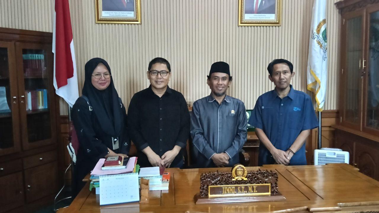 20251119_-Ketua-DPRD-Kutai-Timur-Jimmi-saat-diskusi-dengan-Pimpinan-Tribun-Kaltim.jpg