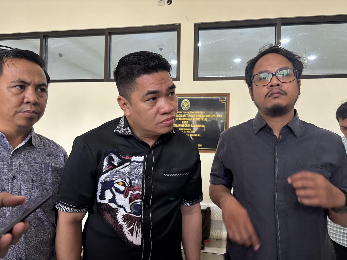 20251119_Penasihat-Hukum-10-Terdakwa-kasus-penembakan-di-THM-Samarinda.jpg
