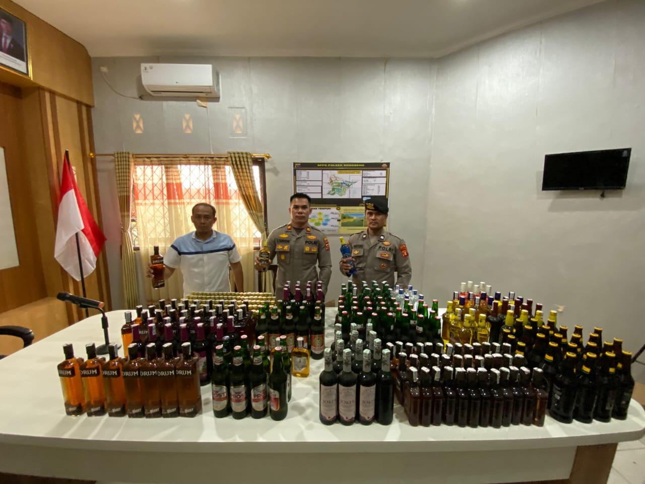 20251120_Polsek-Kongbeng-menyita-ratusan-botol-miras-ilegal-di-Kutai-Timur.jpg