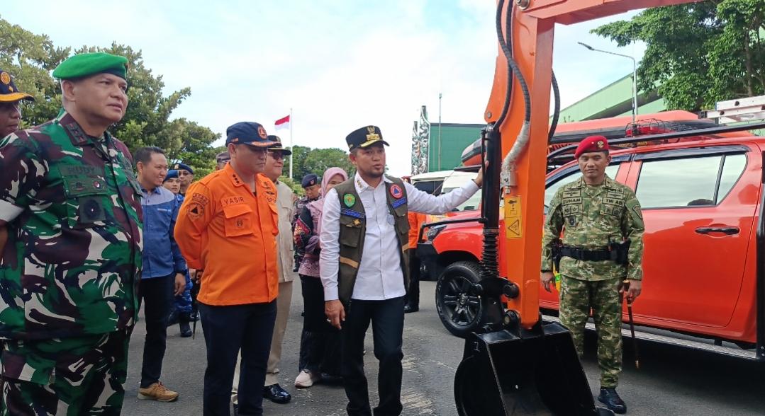 20251122_Gubernur-Kaltim-Rudy-Masud-melakukan-pengecekan-perlengkapan-penanganan-bencana.jpg