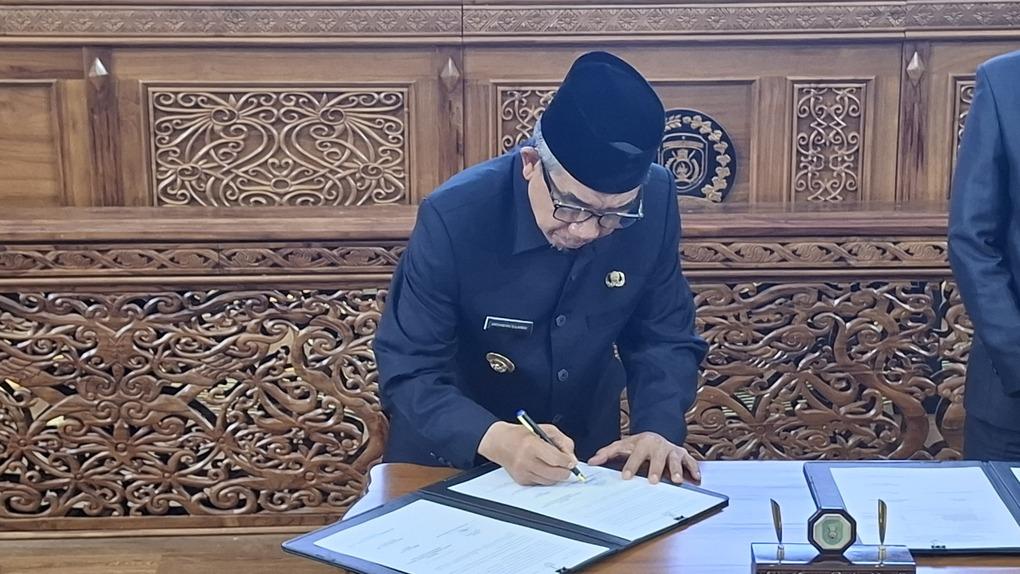 20251123_Bupati-Kutim-Ardiansyah-Sulaiman-Tanda-Tangan-KUA-PPAS-APBD.jpg