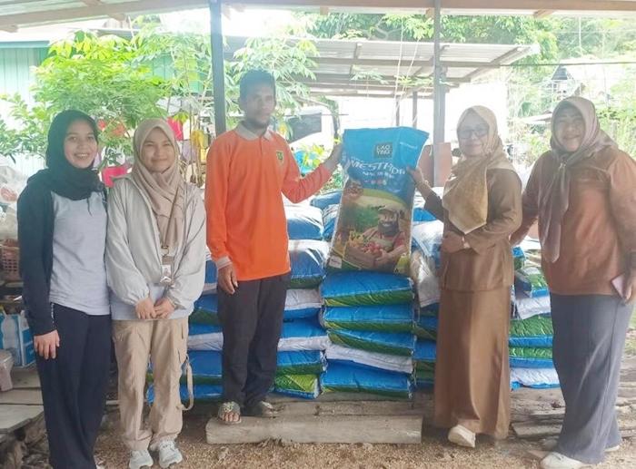 Dinas Perkebunan Berau Salurkan 3,4 Ton Pupuk NPK di Kelurahan Gunung Tabur