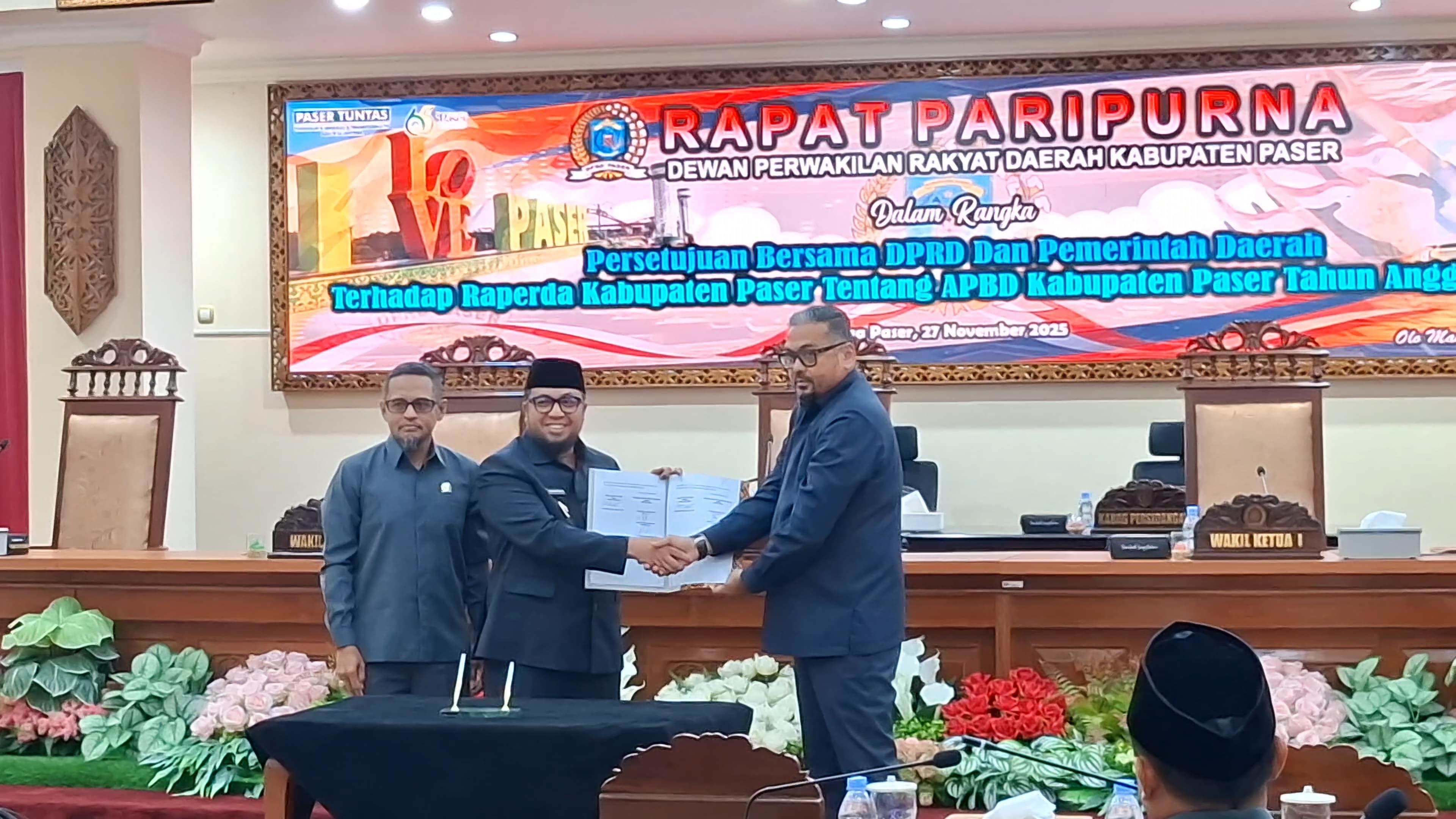 20251127_Wakil-Bupati-Paser-Ikhwan-Antasari-saat-menandatangani-persetujuan-bersama-DPRD-Paser.jpg